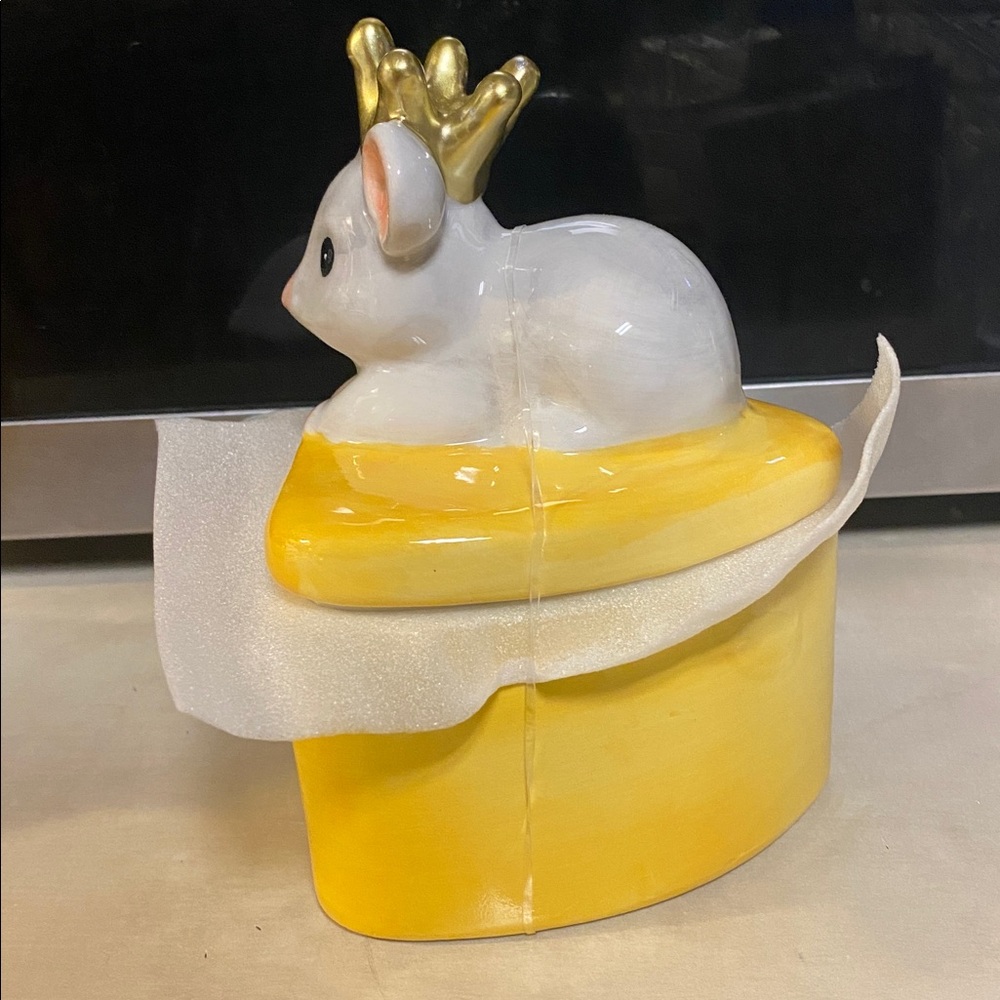 Cheese-Themed Mouse Trinket Box with Gold Crown NWTs - Picture 8 of 12